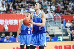 九游会体育 -包含里程碑夜！山东男篮再遭质疑；NBA季后赛国际比赛日刷纪录；气氛紧张；赛程密集仍需轮换的词条