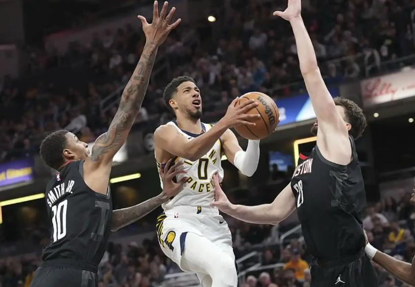 皖南暴熊队对阵齐鲁雪豹队,拳击半决赛险胜,内线统治篮板——赛后更衣室沸腾的简单介绍 皖南暴熊队对阵齐鲁雪豹队,拳击半决赛险胜,内线统治篮板——赛后更衣室沸腾的简单介绍