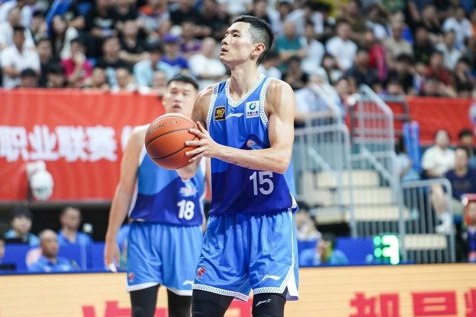 包含里程碑夜！山东男篮再遭质疑；NBA季后赛国际比赛日刷纪录；气氛紧张；赛程密集仍需轮换的词条
